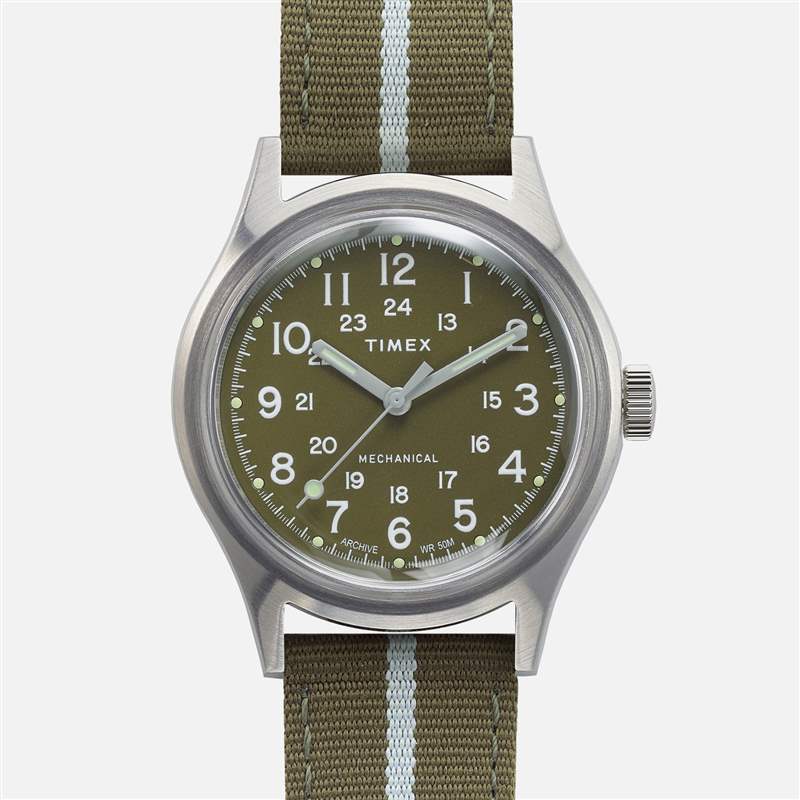 白色背景中的綠色 Timex MK1 機(jī)械表